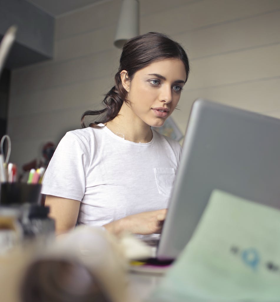 Kobieta realizująca szkolenie BHP online na laptopie w domowym biurze