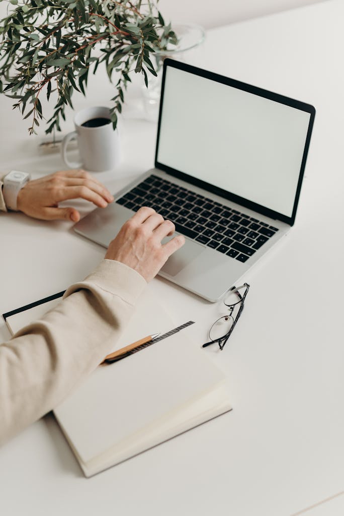 ALT: Kursy BHP online realizowane w nowoczesnym środowisku pracy
