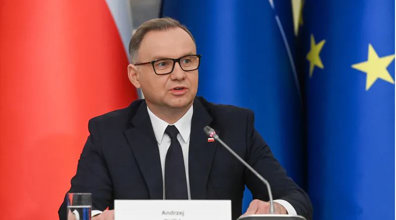 Prezydent Polski podczas podpisywania nowelizacji przepisów BHP — aktualności Safety Click