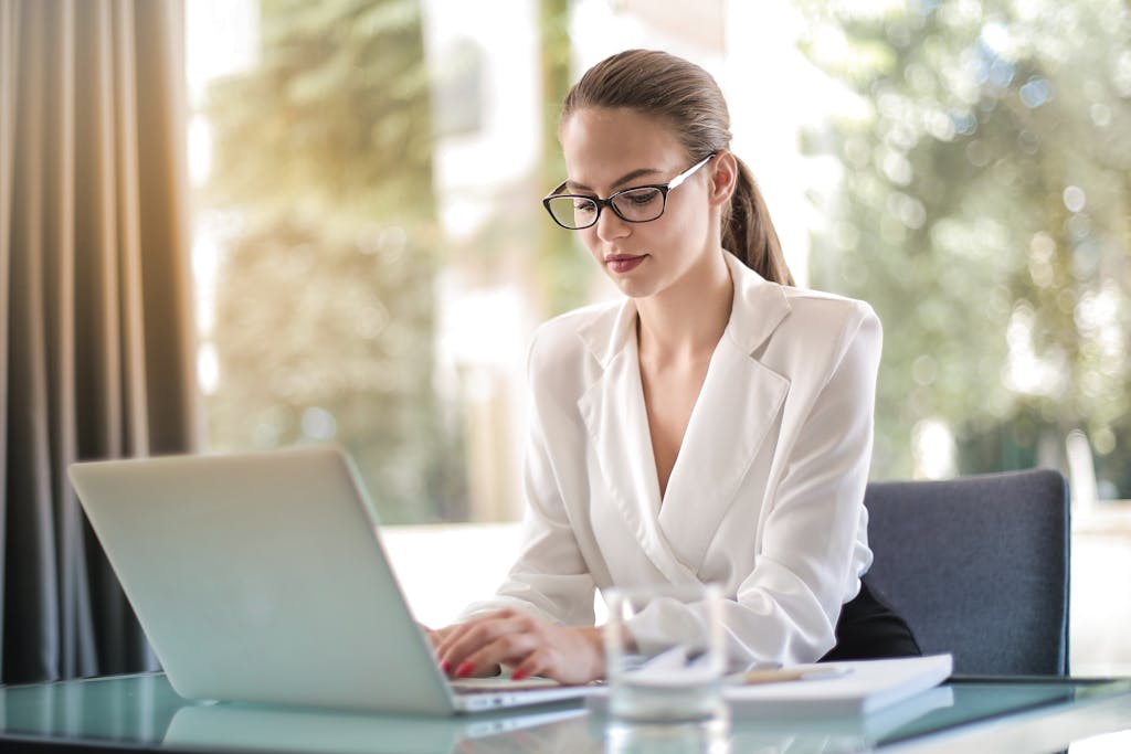 Szkolenie BHP online – nowoczesna praca przy laptopie