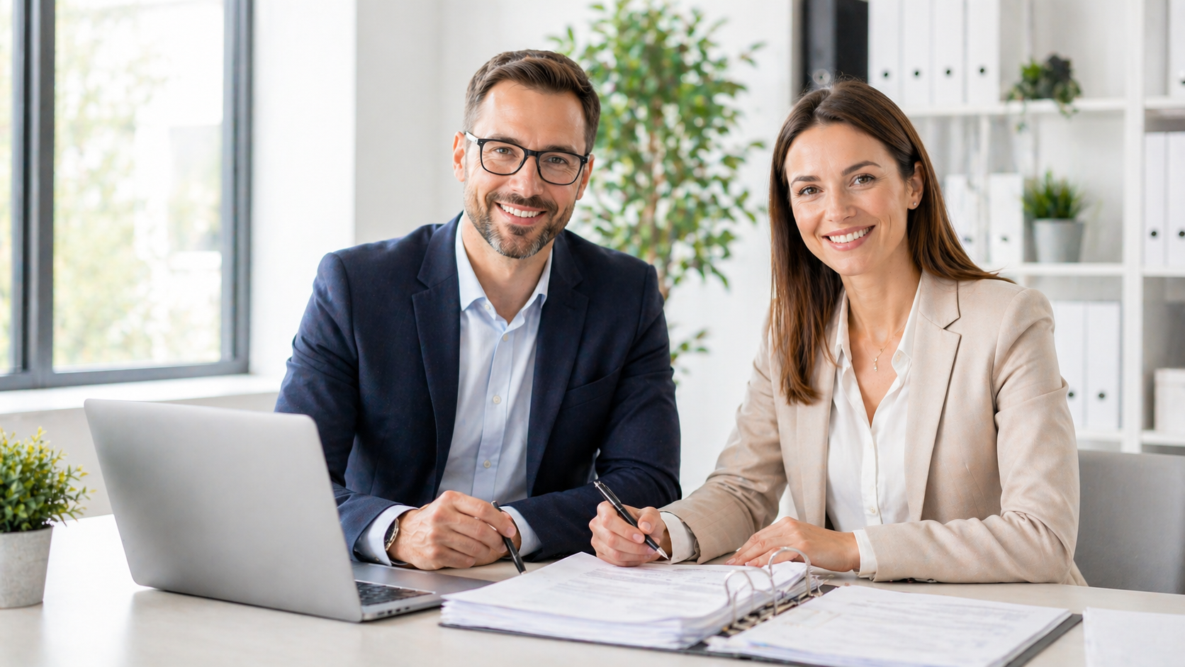 Ekspert BHP podczas konsultacji z klientką omawia dokumentację BHP przy biurku z laptopem