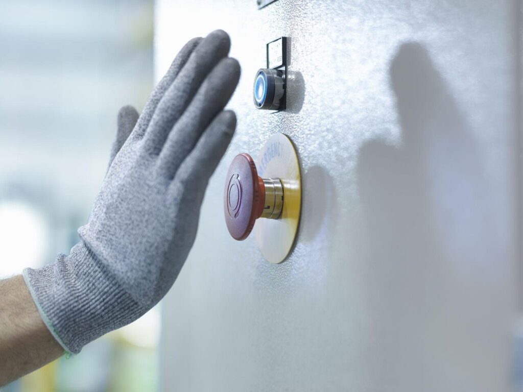 pracownik zatrzymuje maszynę przyciskiem awaryjnym w sytuacji zagrożenia bhp