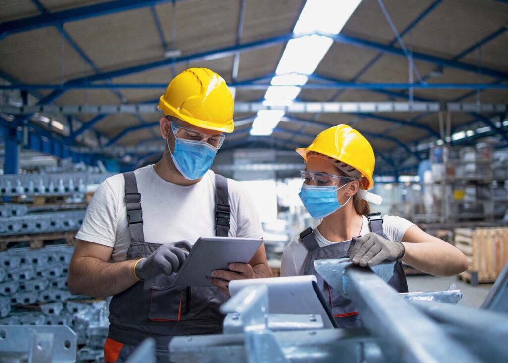 warunki pracy i infrastruktura w zakładzie przemysłowym zgodne z zasadami bhp